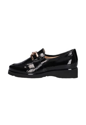 Zwarte lakleren loafers met een ronde neus, lage blokhak en een decoratieve gouden gesp op de band. Glad, glanzend textuur.
