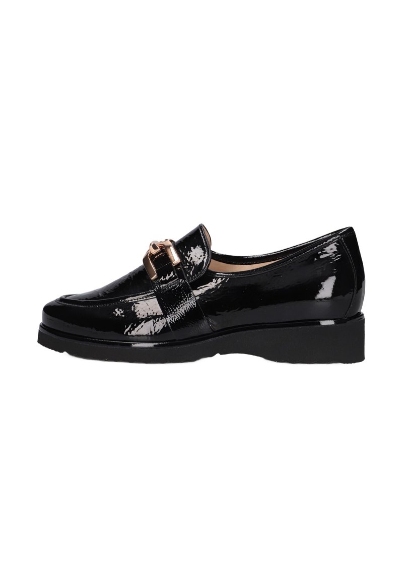 Zwarte lakleren loafers met een ronde neus, lage blokhak en een decoratieve gouden gesp op de band. Glad, glanzend textuur.
