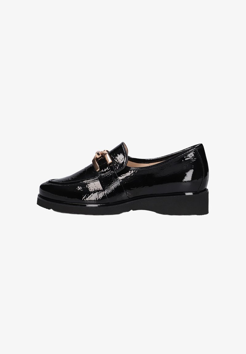 Zwarte lakleren loafers met een ronde neus, lage blokhak en een decoratieve gouden gesp op de band. Glad, glanzend textuur.