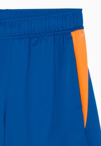 Blå athletic shorts med elastisk talje, med et orange sidepanel og fugttransporterende stof.