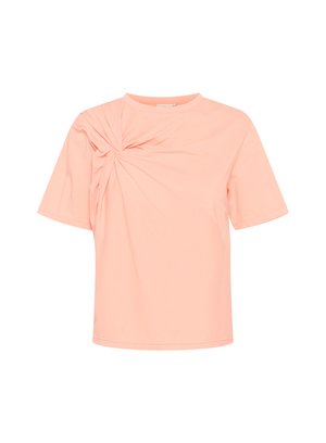Perzikkleurig T-shirt van zachte stof met een ronde halslijn en korte mouwen. Heeft een geplooid detail aan de linkerkant.