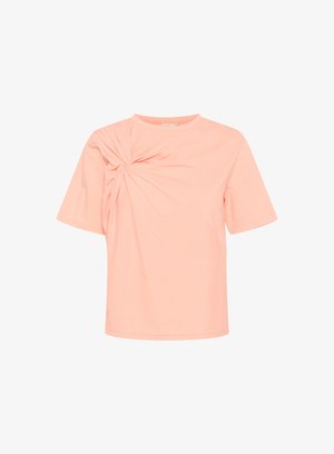 Perzikkleurig T-shirt van zachte stof met een ronde halslijn en korte mouwen. Heeft een geplooid detail aan de linkerkant.