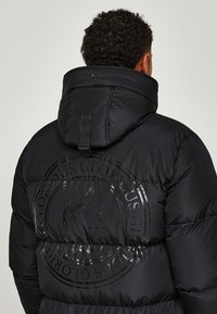 Glorious Gangsta OMARI 3.0 LONGLINE PUFFER JACKET - Χειμωνιάτικο παλτό - jet black