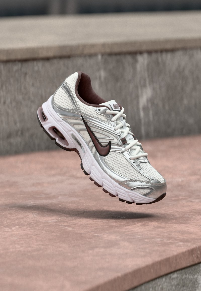 AIR MAX MOTO 2K white/tattoo/metallic silver-coloured/black/flat silver-coloured/white