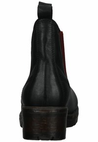 Botín negro de cuero hasta el tobillo con paneles laterales de textil rojo, un acabado texturizado y un tacón de madera grueso. Presenta una asa en la parte posterior.