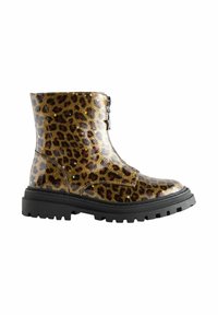 Glatte Ankelstiefel mit Leopardenmuster und schwarzer klobiger Sohle sowie frontaler Reißverschluss vor weißem Hintergrund.