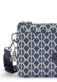 Navyblaue Umhängetasche mit einem geometrischen Muster in Hellblau, ausgestattet mit einem Reißverschluss, einem dekorativen Anhänger und einem verstellbaren Riemen.