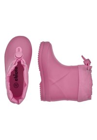 Bottes de pluie en caoutchouc roses avec une semelle texturée, un cordon de serrage en haut et une finition lisse. Comprend une chaussure à enfiler assortie.