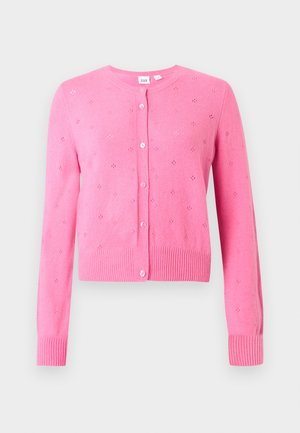 Roze gebreid vest met lange mouwen en knopen, voorzien van kleine geperforeerde bloemmotieven en geribde manchetten en zoom, afgebeeld op een witte achtergrond.