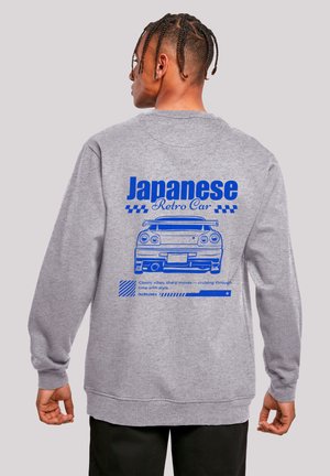 Grauer Sweatshirt mit einem blauen Grafikdesign eines japanischen Retroautos und Text. Ausgestattet mit langen Ärmeln und einem Rundhalsausschnitt.