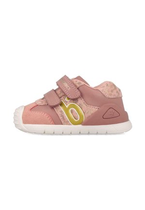 Zapatilla rosa para niño pequeño con doble cierre de velcro, suela blanca, logo dorado "b" y detalles en tela texturizada sobre fondo blanco.