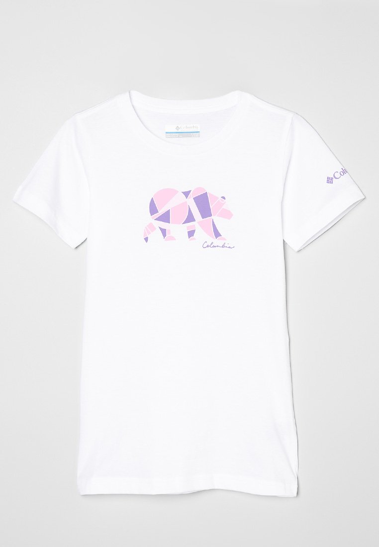 Camiseta de algodón blanca con un diseño geométrico de un oso en tonos rosa y morado en el frente; logotipo impreso en la manga derecha.