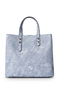 Blauwe denim draagtas met een gestructureerde oppervlakte, twee lange handvatten en accenten van zilverkleurig metaal. Open ontwerp met een ongestructureerde vorm.