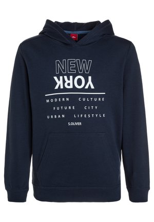 Granatowa bluza z kapturem z kieszenią z przodu i białym napisem „NEW YORK” (do góry nogami), „MODERN CULTURE FUTURE CITY URBAN LIFESTYLE” oraz „S.OLIVER.”