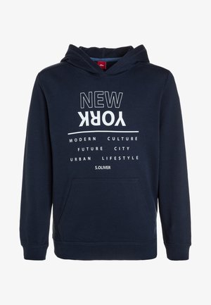 Mørkeblå hættetrøje med forlomme og hvid tekst med teksten "NEW YORK" (på hovedet), "MODERN CULTURE FUTURE CITY URBAN LIFESTYLE" og "S.OLIVER."