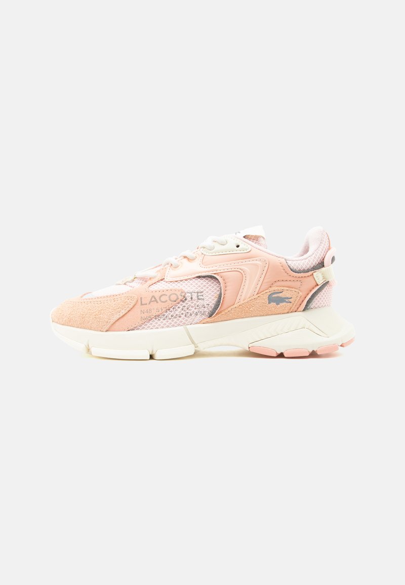Sneaker rosa chiaro e bianca con pannelli in mesh e camoscio, suola spessa e logo Lacoste sul lato.