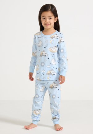 Blauwe pyjama set met lange mouwen en broek, bedekt met witte wolken, manen en cartoonfiguren. Zacht katoenen materiaal, geribde manchetten.