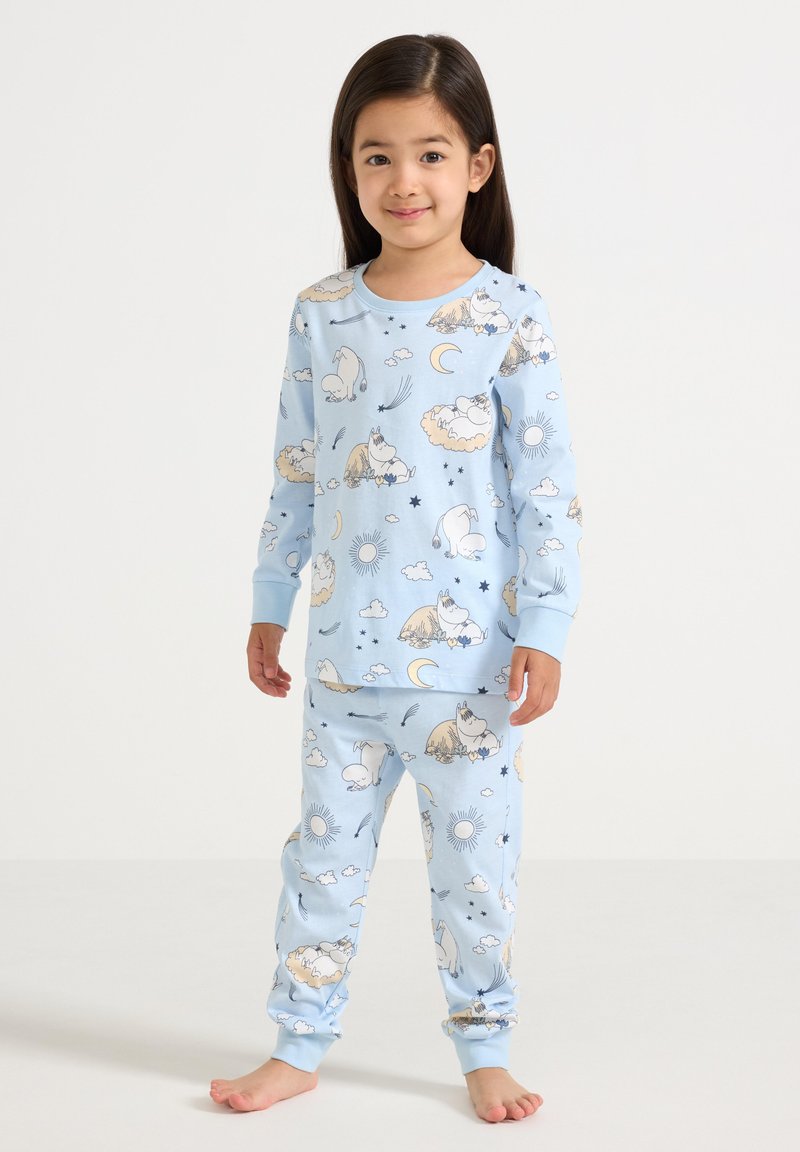 Blå pyjamas sæt med lange ærmer og bukser, mønstret med hvide skyer, måner og tegneseriefigurer. Blødt bomuldsstof og ribbede manchetter.