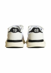 Scarpe da ginnastica bianche con dettagli neri, caratterizzate da una superficie liscia, forma rotonda e numeri "19" e "68" sul tallone.