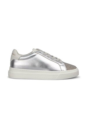 Sneakers metallici argento con una texture liscia, arricchiti da una punta decorata di gioielli. La suola e i lacci bianchi completano il design.