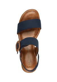 Sandale bleu marine avec deux larges lanières et un accent tissé rond. Semelle synthétique marron avec semelle intérieure texturée. Taille 37 visible.