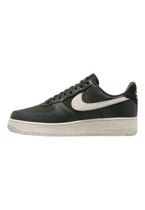Nike Air Force 1 sneakers i mørkegrøn læder med en cremefarvet mellemsål, der har et fremtrædende hvidt swoosh og teksturerede accenter.