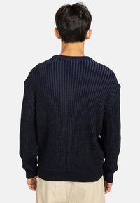 Maglione blu navy dalla texture a coste. Presenta un collo rotondo e una vestibilità morbida. Tessuto soffice e lavorato con delicati accenti blu.