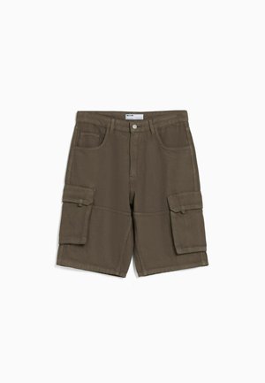 Khakifarbene Cargo-Shorts aus Baumwolle mit zwei Seitentaschen, Knopfverschluss und kontrastierenden Nähten. Weites Bein-Design.