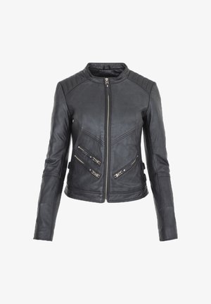 Schwarze Lederjacke mit taillierter Passform, ausgestattet mit Reißverschlusstaschen, strukturierten Schulterakzenten und einem Reißverschluss auf der Vorderseite.