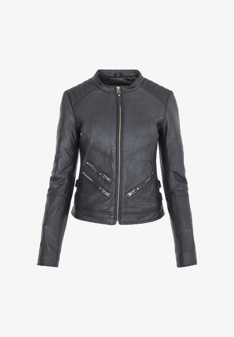 Černá kožená bunda s přiléhavým střihem, vybavená zipovými kapsami, texturovanými akcenty na ramenou a předním zipem.