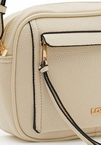 Borsa a tracolla di colore crema in pelle con rifiniture nere, forma rettangolare, pattina frontale, hardware in tono oro e finitura testurizzata.