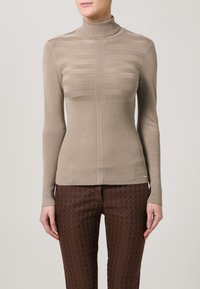 Maglione beige a collo alto con una texture a coste e sottili righe orizzontali sul petto; design aderente con maniche lunghe.