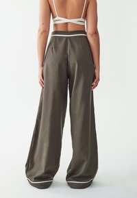 CALLI WILMA - Auduma bikses - olive and white