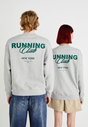 Grå hettegenser med grønn "RUNNING Club" tekst og "NEW YORK" trykt nedenfor. Har avslappet passform, ribbestrikkede mansjetter og en myk tekstur.