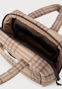 Beżowa torba na laptopa w kratkę z wyściełanym designem, podwójnymi uchwytami i zapięciem na zamek. Wnętrze posiada siatkową kieszeń do organizacji.