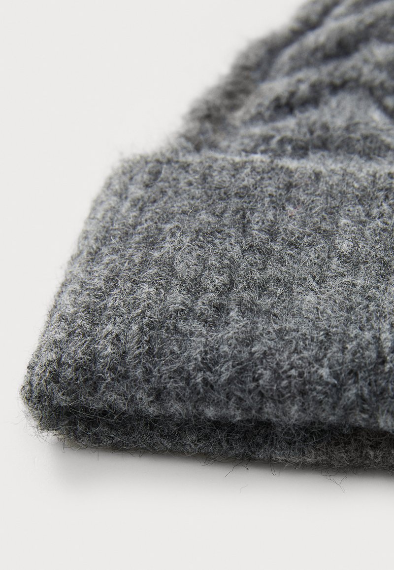 Berretto verde acido in maglia a coste con inserti in lurex e risvolto alto
