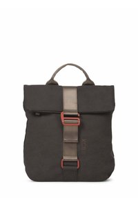 Donkergrijze rugzak met een omslagklep, een beige riem en een rood gespje. Voorzien van een handvat en een gestructureerde stof, met minimale branding aan de voorkant.