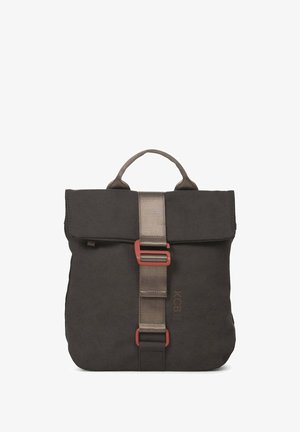 Sac à dos gris foncé avec rabat pliant, sangle marron clair et boucle rouge. Doté d'une poignée et d'un tissu texturé, avec un marquage minimal à l'avant.