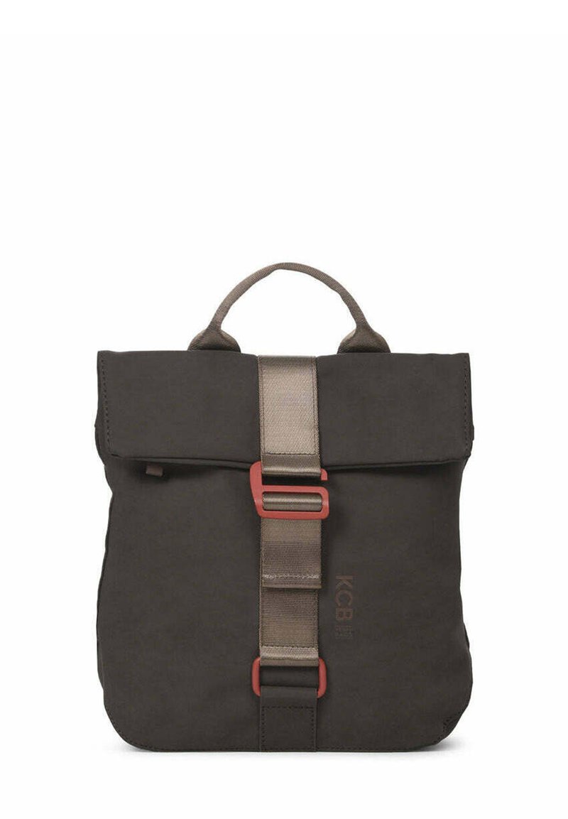 Donkergrijze rugzak met een omslagklep, een beige riem en een rood gespje. Voorzien van een handvat en een gestructureerde stof, met minimale branding aan de voorkant.