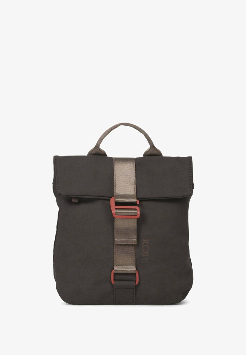 Donkergrijze rugzak met een omslagklep, een beige riem en een rood gespje. Voorzien van een handvat en een gestructureerde stof, met minimale branding aan de voorkant.