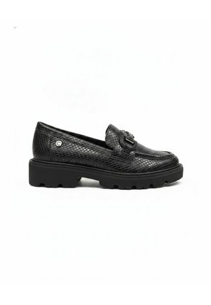 Mocassino nero con suola chunky, pelle lavorata, dettagli in fibbia metallica e piccolo logo rotondo sul lato del tallone mostrato dalla parte esterna.