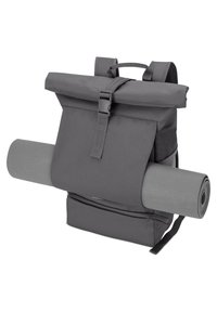 Rucsac gri cu capac rulabil, închidere cu cataramă și un buzunar lateral, având o saltea de yoga gri rulată asigurată în față. Fabric impermeabil.