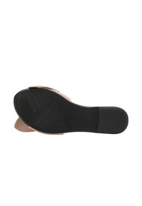 Talpa sandalei de culoare roz pal prezintă o bază din cauciuc negru texturat cu un model de striație pentru aderență și o formă a vârfului rotunjită.