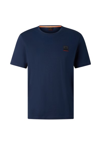T-shirt bleu marine à manches courtes avec col rond et petit patch logo noir et rouge sur la poitrine gauche.