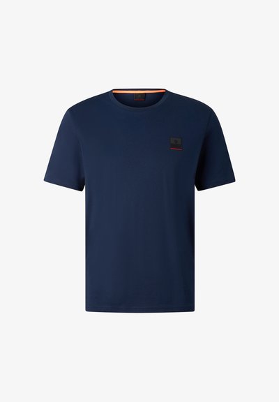 T-shirt bleu marine à manches courtes avec col rond et petit patch logo noir et rouge sur la poitrine gauche.