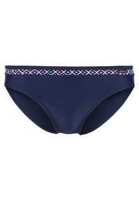 Jūros mėlynos spalvos bikini kelnaitės su dekoratyvine raštuota juostos dalimi, kurioje matomi rožiniai, baltieji ir pilki geometriniai dizainai. Lygus paviršius, žemas juosmens siluetas.