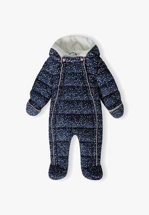 Tumši zilas krāsas silts sniegs uzvalks ar ziedu rakstu, balta vilnas odere, kontrastējoša apdare un pievienota kapuce, ar spiedpogu aizdari un cimdu komplektu.