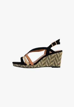Zwarte suède wedge sandaal met een geweven visgraatpatroon zool, voorzien van tan en beige banden, een verstelbaar enkelriempje en een open teen ontwerp.