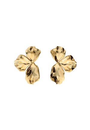 Par de pendientes de metal dorado brillante con forma de tres pétalos arrugados e irregulares dispuestos en un racimo.