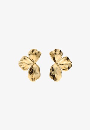 Par de pendientes de metal dorado brillante con forma de tres pétalos arrugados e irregulares dispuestos en un racimo.